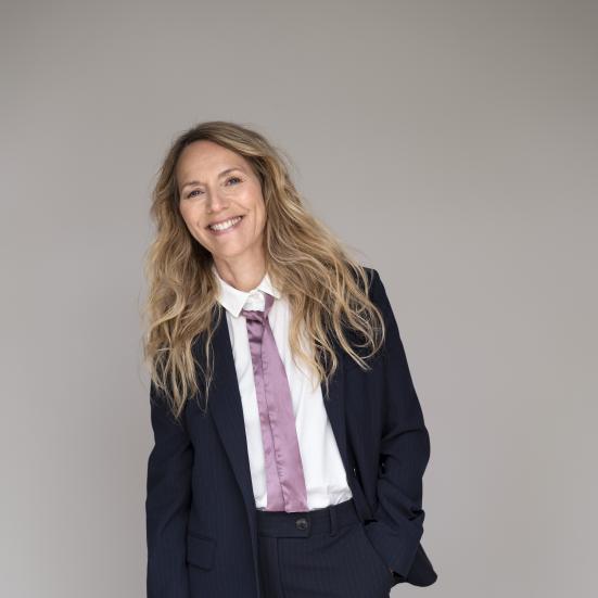 Alberte Winding iklædt et jakkesæt smiler til kameraet