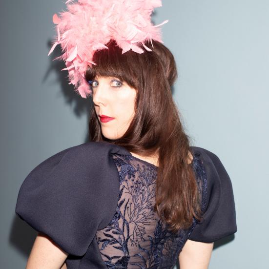 Tine Høeg kigger sig over skulderen og har øjenkontakt med kameraet