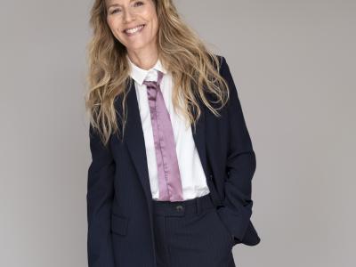 Alberte Winding iklædt et jakkesæt smiler til kameraet