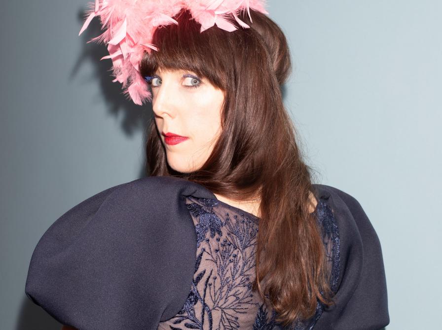 Tine Høeg kigger sig over skulderen og har øjenkontakt med kameraet